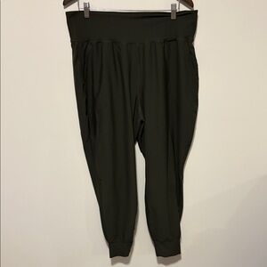 Old Navy Active High-Rise Jogger in Olive